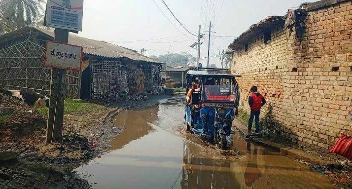 वीरपुर बाजार में नाले का गंदा पानी सड़क पर गिरने से जलजमाव से लोग परेशान 2