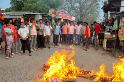एनडीए कार्यकर्ताओं ने पाकिस्तान के प्रधानमंत्री, प्रतिपक्ष के नेता समेत सेना प्रमुख का पुतला दहन किया 27