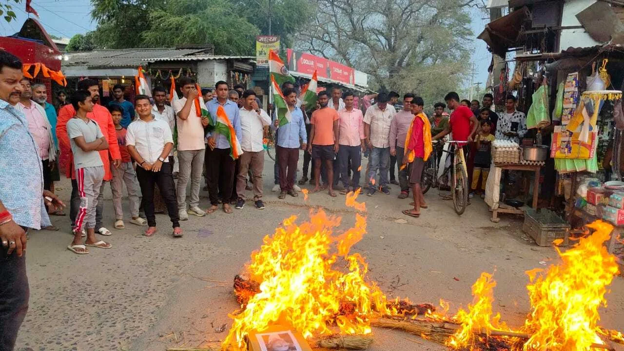 एनडीए कार्यकर्ताओं ने पाकिस्तान के प्रधानमंत्री, प्रतिपक्ष के नेता समेत सेना प्रमुख का पुतला दहन किया 6