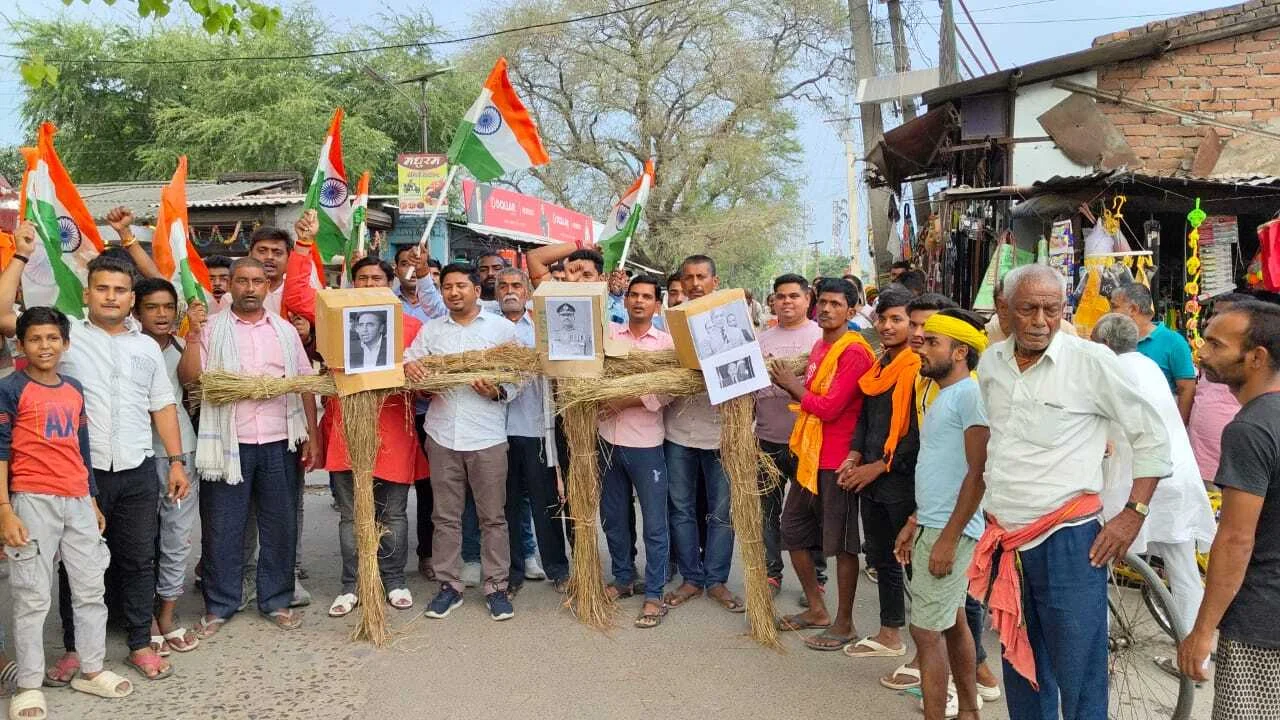 एनडीए कार्यकर्ताओं ने पाकिस्तान के प्रधानमंत्री, प्रतिपक्ष के नेता समेत सेना प्रमुख का पुतला दहन किया 3