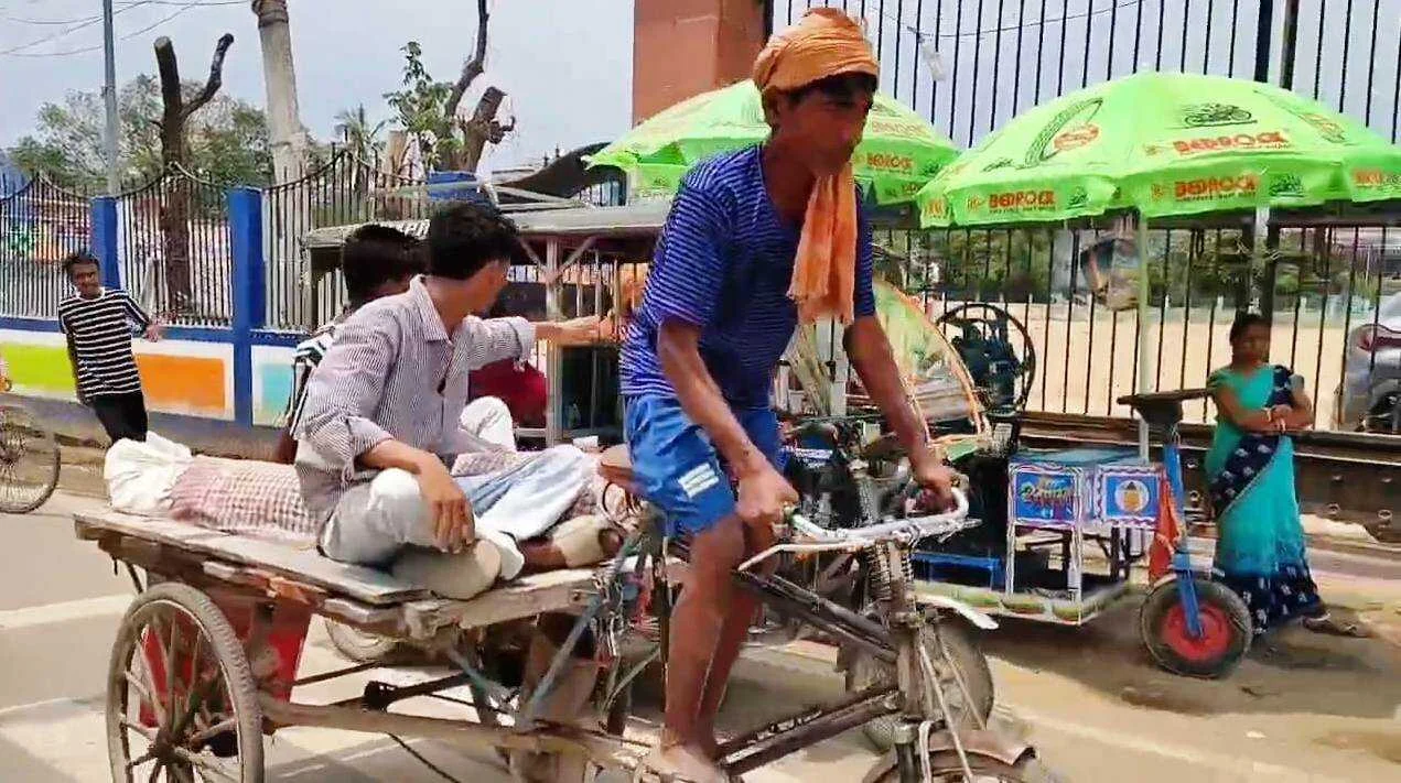 ठेले पर सिस्टम : नालंदा सदर अस्पताल से पोस्टमार्टम के बाद परिजन ठेले पर ले गए शव 4