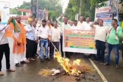 बेगूसराय में भाजपा किसान मोर्चा ने राकेश टिकैत का किया पुतला दहन, पाकिस्तान के खिलाफ मुर्दाबाद के लगाए नारे 31