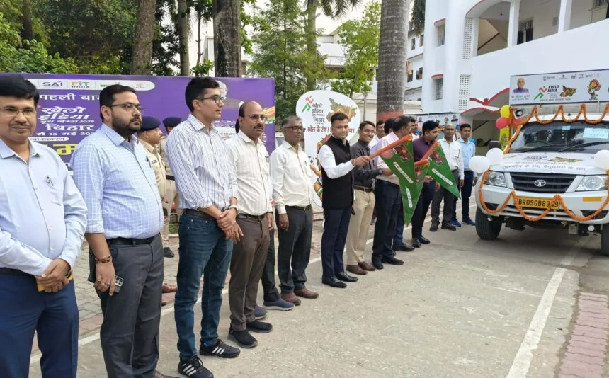 बेगूसराय में खोलो इंडिया यूथ गेम को लेकर जिलाधिकारी ने हरी झंडी दिखाकर किया रवाना 1