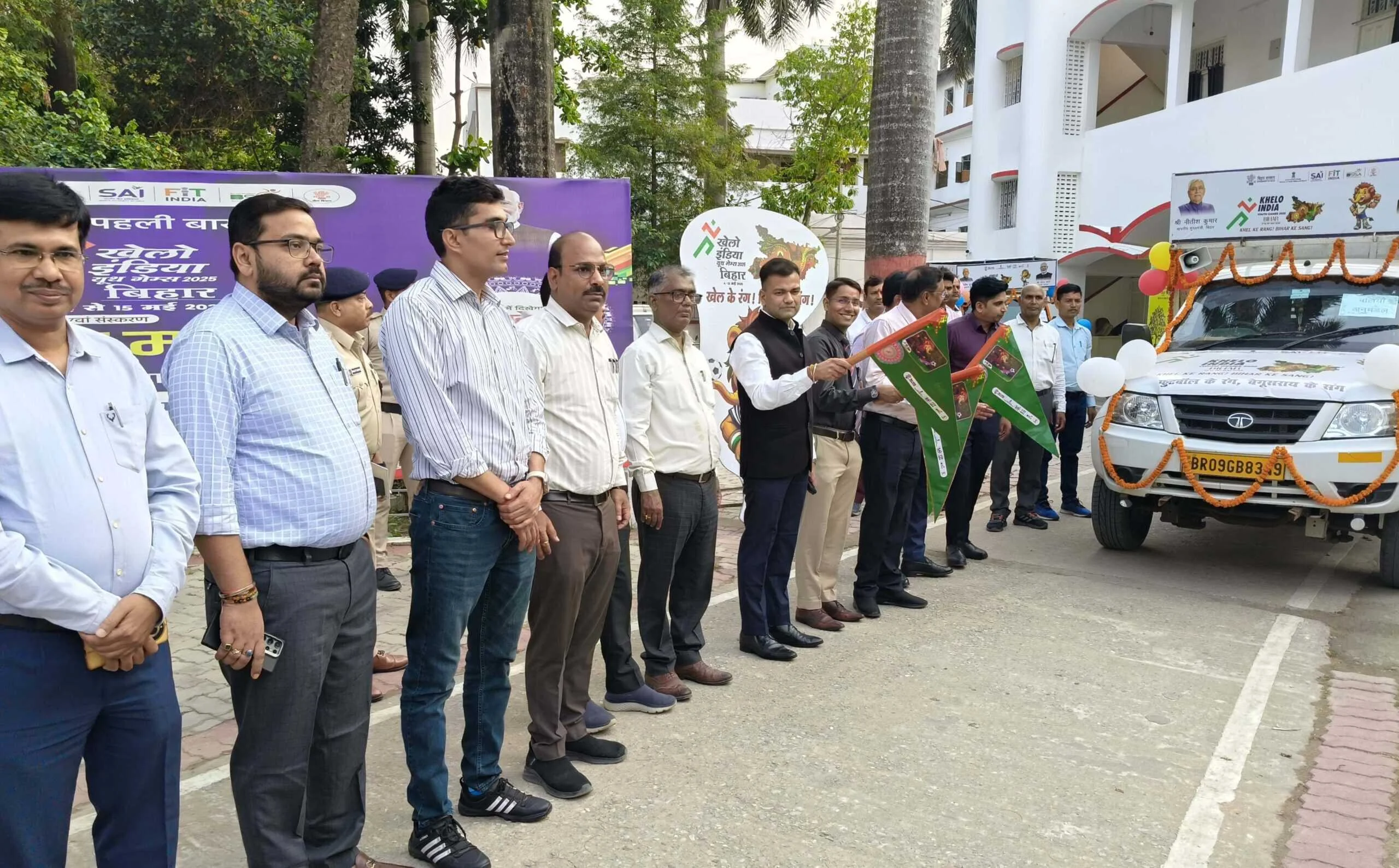 बेगूसराय में खोलो इंडिया यूथ गेम को लेकर जिलाधिकारी ने हरी झंडी दिखाकर किया रवाना 6