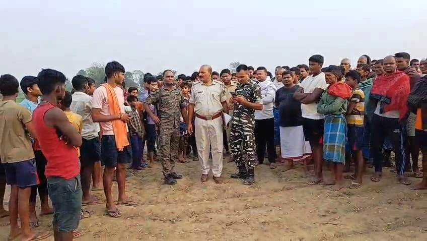 खगड़िया: बबूल के पेड़ से लटका मिला युवक का शव, इलाके में फैली सनसनी 8