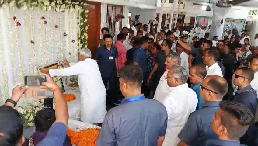 बिहार के मुख्यमंत्री नीतीश कुमार पहुंचे बिहार शरीफ, जदयू के राष्ट्रीय महासचिव मनीष कुमार वर्मा के पिता के चौथी श्रद्धांजलि कार्यक्रम में किया शिरकत 2