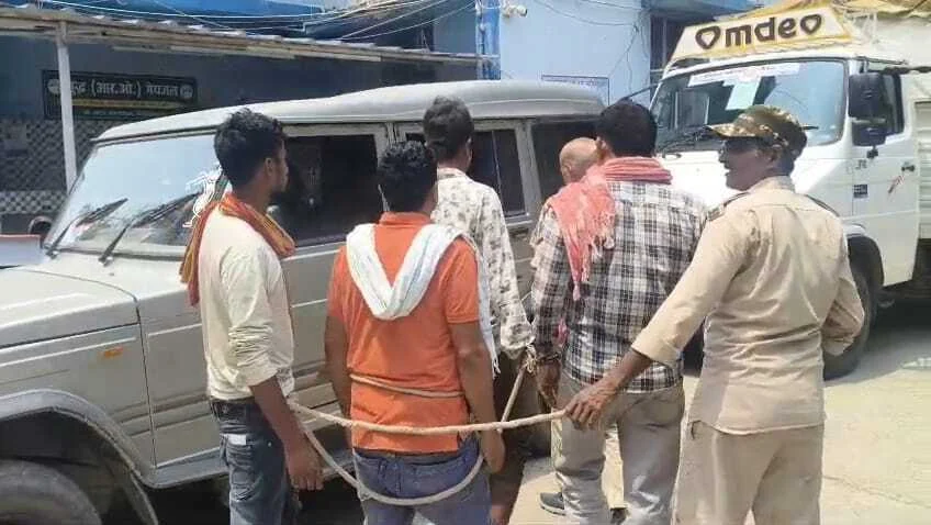 बेगूसराय मे उत्पाद विभाग की टीम ने शराब बेचने और पीने के मामले मे नौ लोगो को किया गिरफ्तार 6