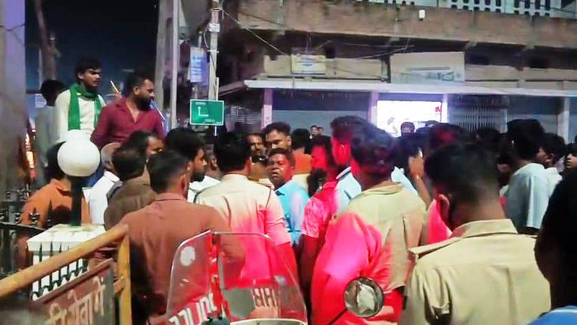 बेगूसराय में डॉ अंबेडकर की प्रतिमा के समीप लगे भगवा झंडे को फेका, दो पक्षों के बीच हुई तीखी बहस, पुलिस ने मामले को कराया शांत   2