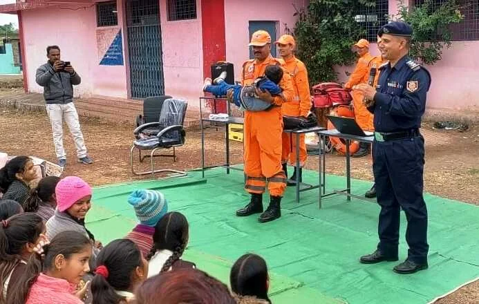 प्राइमरी और मिडिल स्कूलों में आपदा प्रबंधन के तहत आग से बचाव व सावधानी बरतने के बताए गए तरीके 1