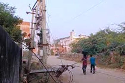 आंधी व तुफान के साथ ही विद्युत आपूर्ति पुर्ण रुप से ठप, अंधेरे में कटी लोगों की रात 20