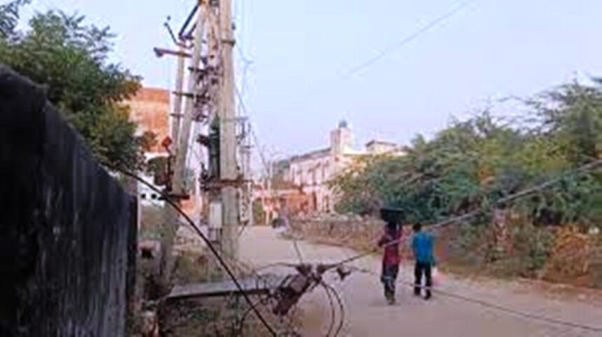 आंधी व तुफान के साथ ही विद्युत आपूर्ति पुर्ण रुप से ठप, अंधेरे में कटी लोगों की रात 1