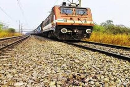 ट्रेन हादसे में युवक की मौत, शव गांव पहुंचते ही परिजनों में मचा कोहराम 2