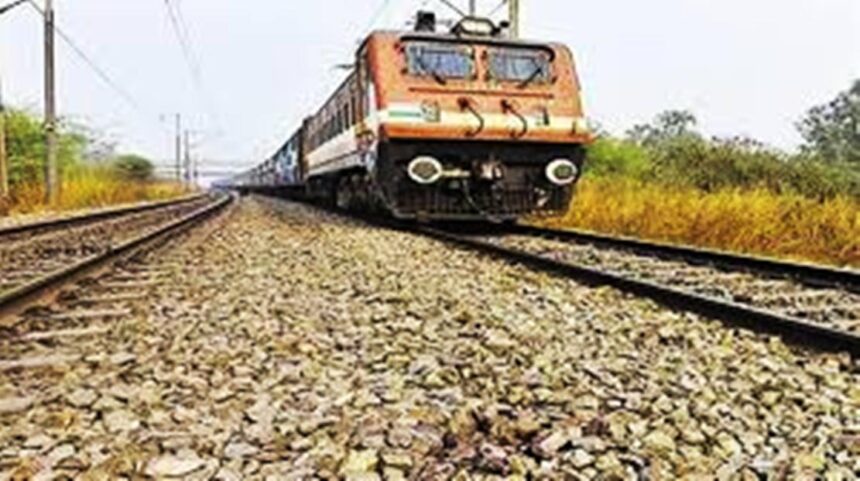 ट्रेन हादसे में युवक की मौत, शव गांव पहुंचते ही परिजनों में मचा कोहराम 1