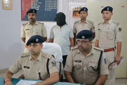 कैमूर उत्कर्ष फाइनेंस बैंक के क्रेडिट ऑफिसर से लूटपाट का मास्टरमाइंड तौसीफ गिरफ्तार अन्य दो आरोपी की गिरफ्तारी के लिए छापेमारी जारी 30