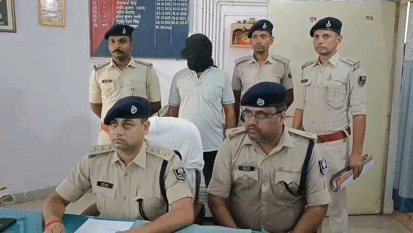 कैमूर उत्कर्ष फाइनेंस बैंक के क्रेडिट ऑफिसर से लूटपाट का मास्टरमाइंड तौसीफ गिरफ्तार अन्य दो आरोपी की गिरफ्तारी के लिए छापेमारी जारी 6