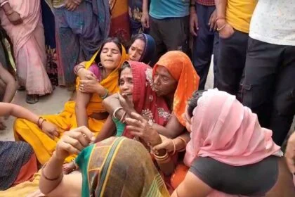 खगड़िया में अपराधियों ने किसान को गोली मार किया हत्या घटना सेआक्रोशित परिजनों ने अगुवानी-परबत्ता मुख्य मार्ग को जाम कर दिया है 16