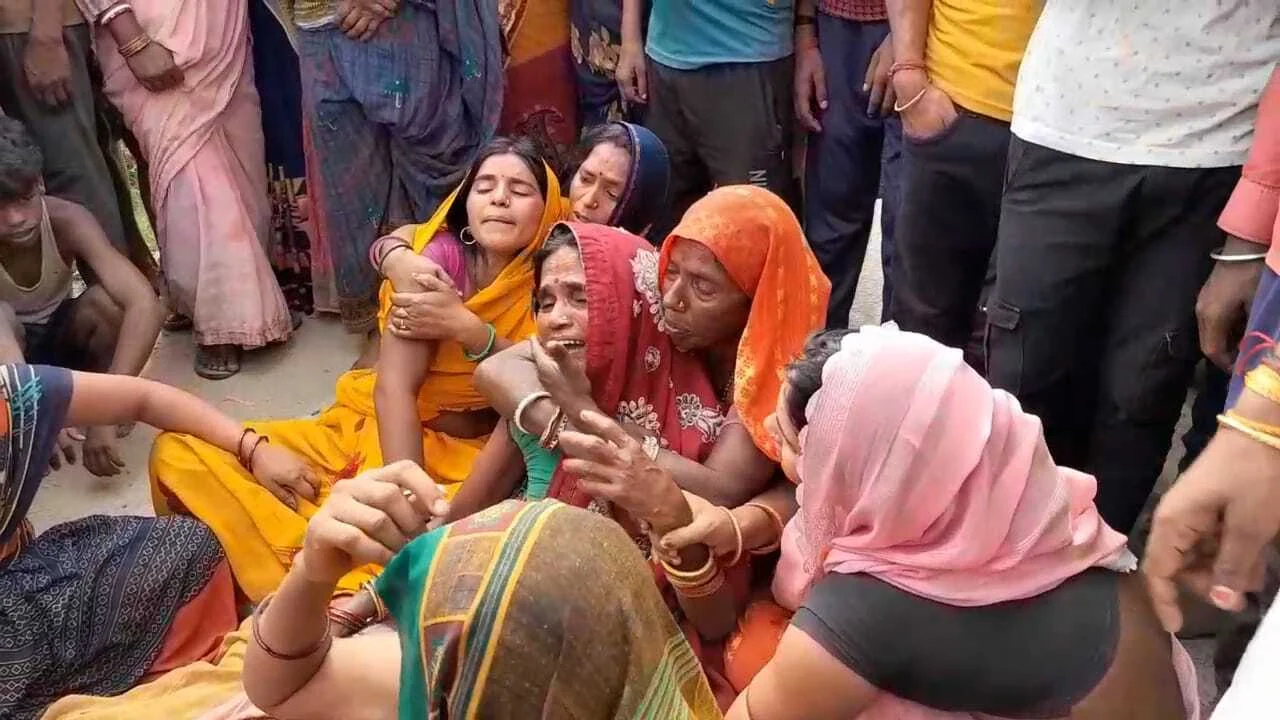 खगड़िया में अपराधियों ने किसान को गोली मार किया हत्या घटना सेआक्रोशित परिजनों ने अगुवानी-परबत्ता मुख्य मार्ग को जाम कर दिया है 4