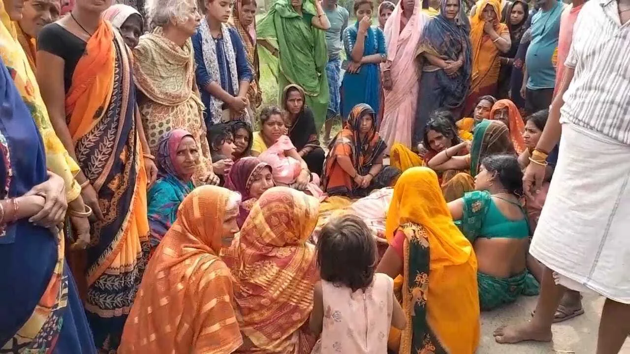 खगड़िया में अपराधियों ने किसान को गोली मार किया हत्या घटना सेआक्रोशित परिजनों ने अगुवानी-परबत्ता मुख्य मार्ग को जाम कर दिया है 2