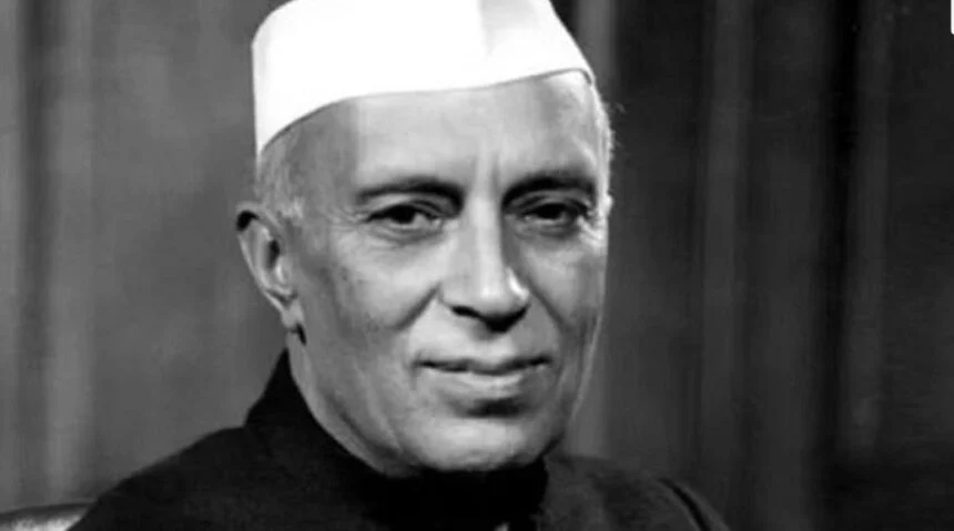 भारत रत्न पंडित जवाहरलाल नेहरू के पुण्यतिथि के मौके पर उनके तैलीय चित्र पर श्रद्धा सुमन किया अर्पित किया 1