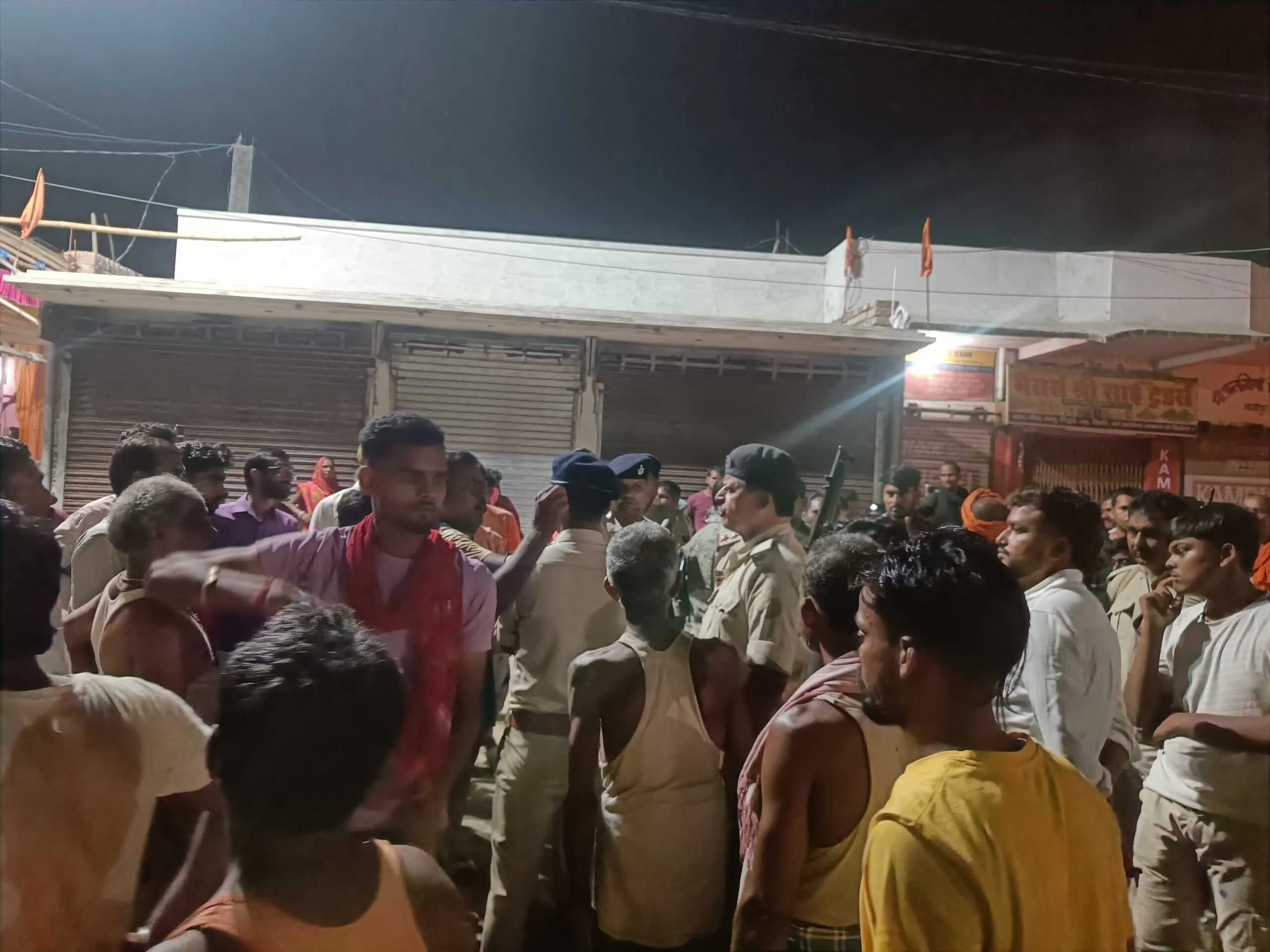 बदमाशों ने मासूम बच्ची की गोली मार किया हत्या,विरोध में ग्रामीणों ने किया सड़क जाम 3