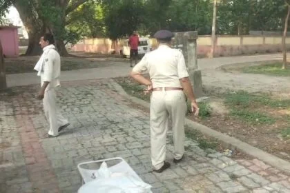 बेगूसराय में एक युवक को निर्मम तरीके से पीट-पीटकर हत्या कर युवक को हाथ पैर बांधकर बोरे में बंदकर सड़क किनारे फेंका, इलाके में फैली सनसनी 18