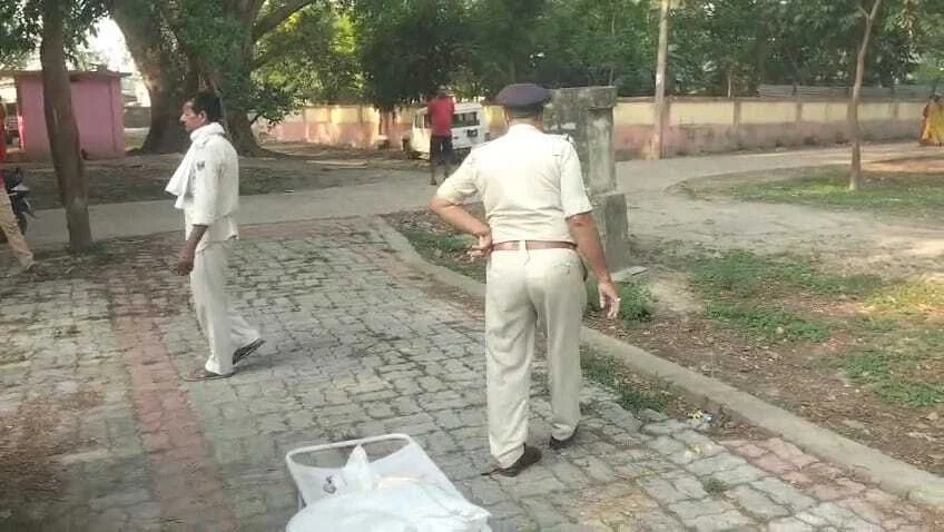 बेगूसराय में एक युवक को निर्मम तरीके से पीट-पीटकर हत्या कर युवक को हाथ पैर बांधकर बोरे में बंदकर सड़क किनारे फेंका, इलाके में फैली सनसनी 1