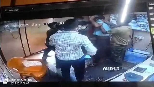 बेगूसराय में टोल प्लाजा के ऑफिस में घुसकर मैनेजर एवं अकाउंटेंट से मारपीट ,करतूत सीसीटीवी कैमरे में कैद  2