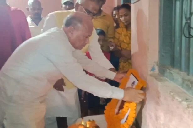 नालंदा: जन सुराज नेता आरसीपी सिंह पहुंचे शहीद सिकंदर राउत के उत्तरथू गांव,शहीद जवान के परिजनों ने किया मुलाकात 3