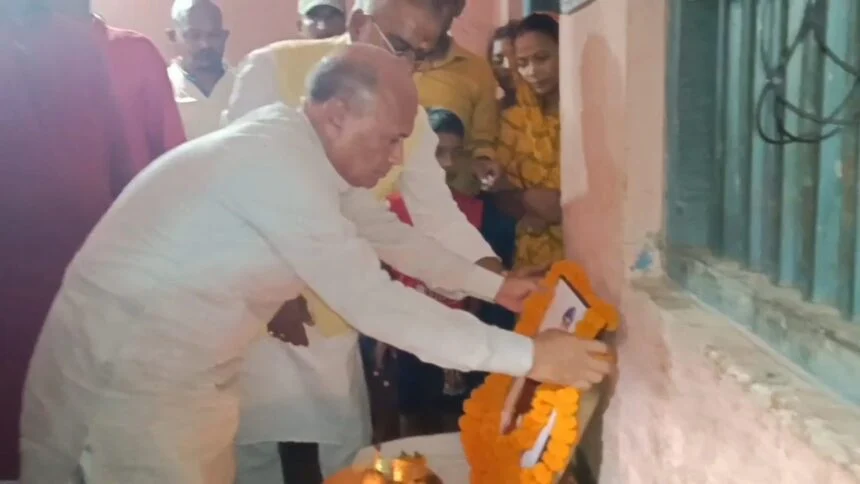 नालंदा: जन सुराज नेता आरसीपी सिंह पहुंचे शहीद सिकंदर राउत के उत्तरथू गांव,शहीद जवान के परिजनों ने किया मुलाकात 1