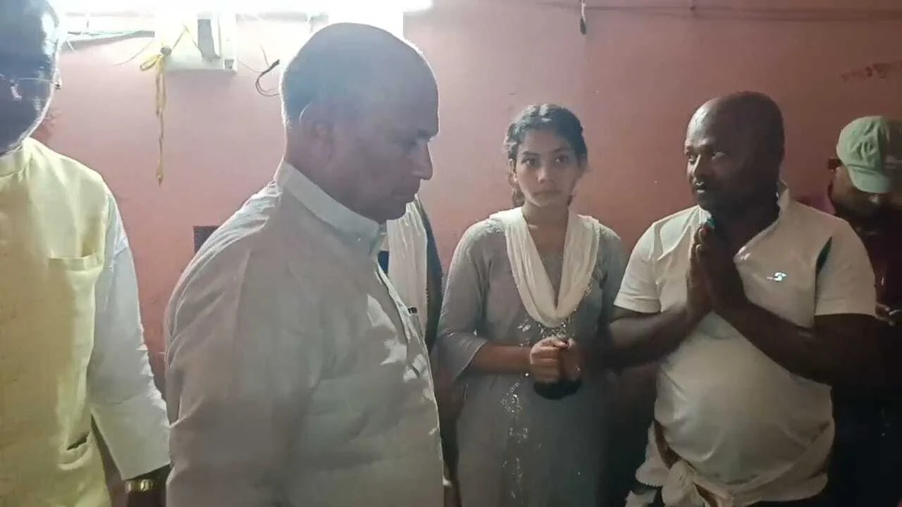 नालंदा: जन सुराज नेता आरसीपी सिंह पहुंचे शहीद सिकंदर राउत के उत्तरथू गांव,शहीद जवान के परिजनों ने किया मुलाकात 2