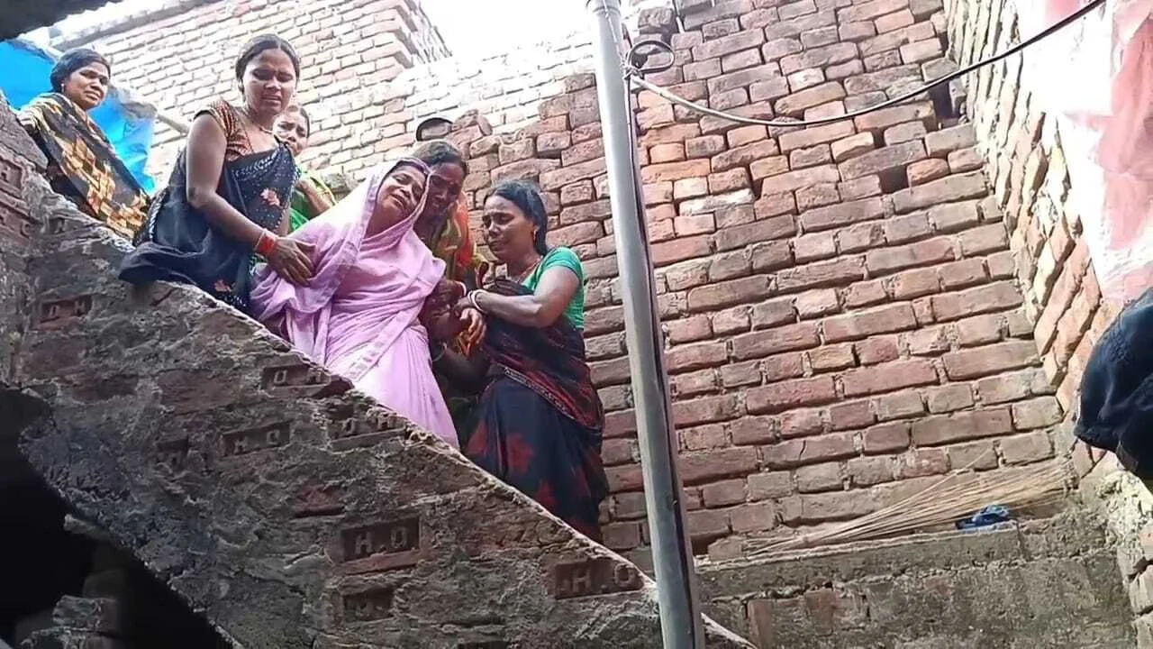 नालंदा: जन सुराज नेता आरसीपी सिंह पहुंचे शहीद सिकंदर राउत के उत्तरथू गांव,शहीद जवान के परिजनों ने किया मुलाकात 3