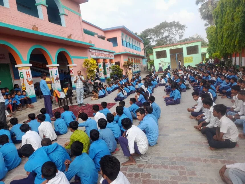 रंगसंवर्धन कार्यक्रम के तहत नाटक नेटवर्क की प्रस्तुति कर छात्र-छत्राओं को मोबाईल का सही इस्तेमाल के बारे में दी गयी जानकारी 1