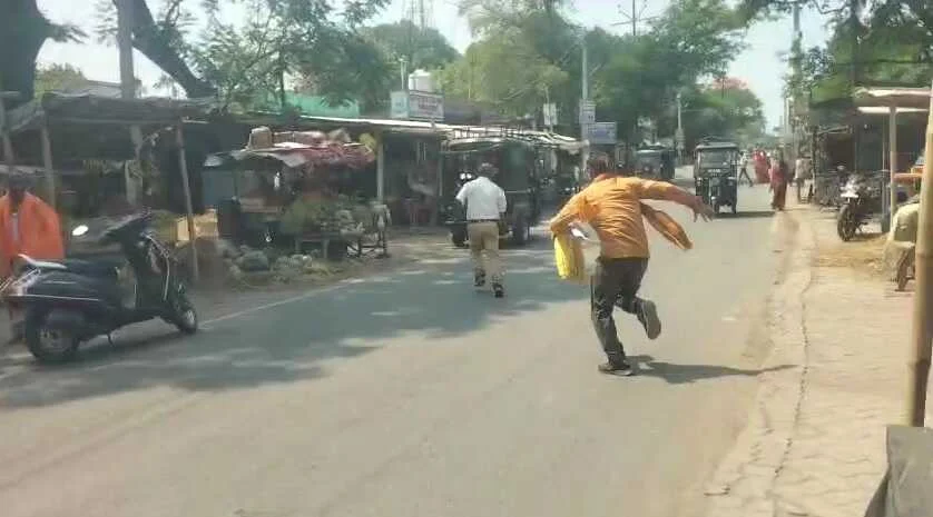 बेगूसराय में रिश्वत की मांग से आक्रोशित भूस्वामी ने राजस्व कर्मचारी को खदेड़ कर पकड़ा, वीडियो हुआ वायरल 3