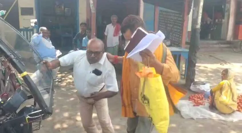 बेगूसराय में रिश्वत की मांग से आक्रोशित भूस्वामी ने राजस्व कर्मचारी को खदेड़ कर पकड़ा, वीडियो हुआ वायरल 2