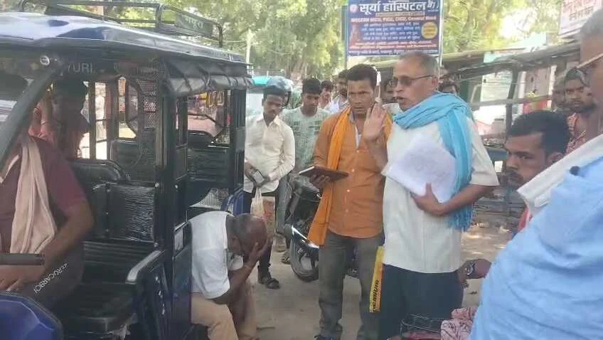 बेगूसराय में रिश्वत की मांग से आक्रोशित भूस्वामी ने राजस्व कर्मचारी को खदेड़ कर पकड़ा, वीडियो हुआ वायरल 4
