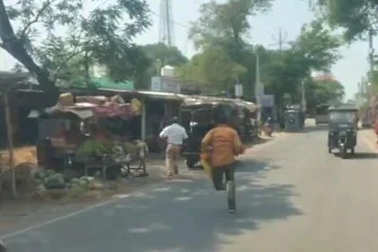 बेगूसराय में रिश्वत की मांग से आक्रोशित भूस्वामी ने राजस्व कर्मचारी को खदेड़ कर पकड़ा, वीडियो हुआ वायरल 51