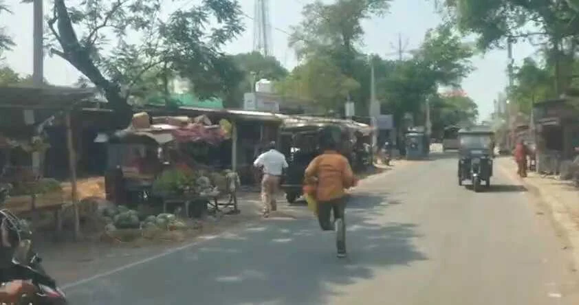बेगूसराय में रिश्वत की मांग से आक्रोशित भूस्वामी ने राजस्व कर्मचारी को खदेड़ कर पकड़ा, वीडियो हुआ वायरल 3