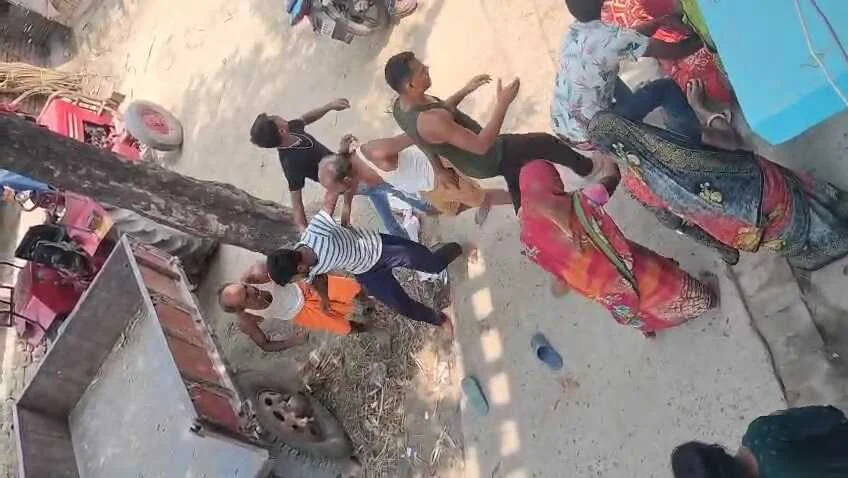 बेगूसराय में दबंगों ने घर में घुसकर पूरे परिवार को किया पिटाई, तीन लोग घायल  1