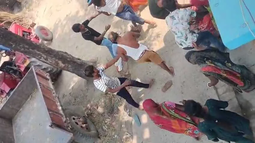 बेगूसराय में दबंगों ने घर में घुसकर पूरे परिवार को किया पिटाई, तीन लोग घायल  2