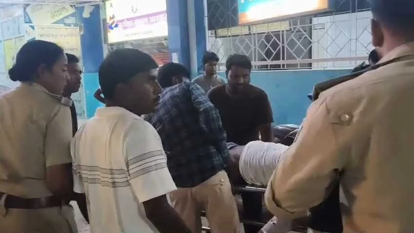 बेगूसराय में अज्ञात वाहन की चपेट में आने से बाइक सवार एक व्यक्ति गंभीर रूप से घायल,सदर अस्पताल में भर्ती 1