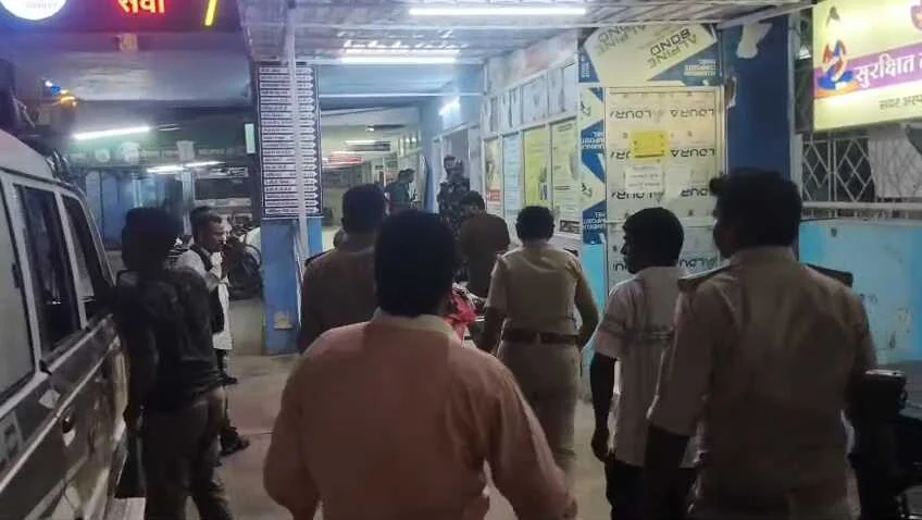 बेगूसराय में अज्ञात वाहन की चपेट में आने से बाइक सवार एक व्यक्ति गंभीर रूप से घायल,सदर अस्पताल में भर्ती 2