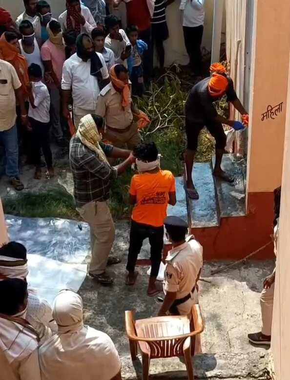 नालंदा: चार दिनों से गायब युवक का शव पंचायत सरकार भवन के शौचालय से बरामद, हत्या कर शव को लटकाए जाने की शंका 1