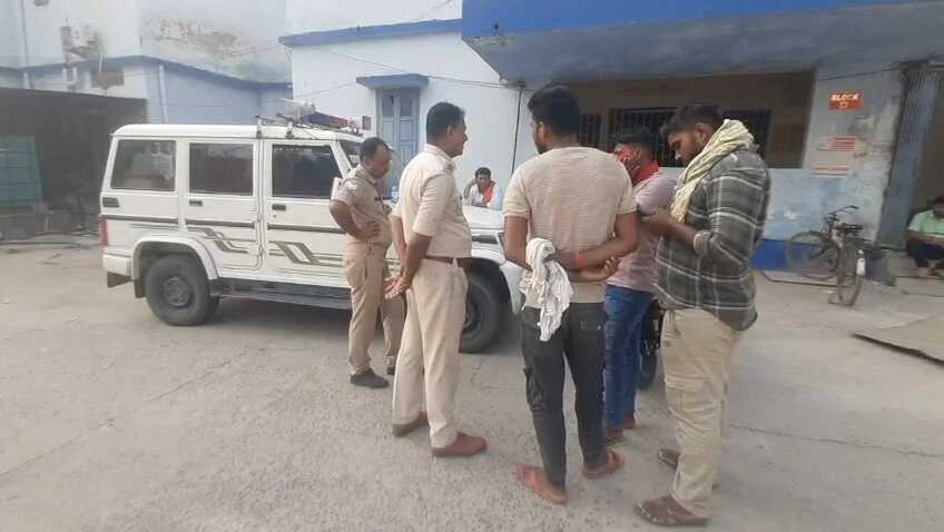 नालंदा: चार दिनों से गायब युवक का शव पंचायत सरकार भवन के शौचालय से बरामद, हत्या कर शव को लटकाए जाने की शंका 3