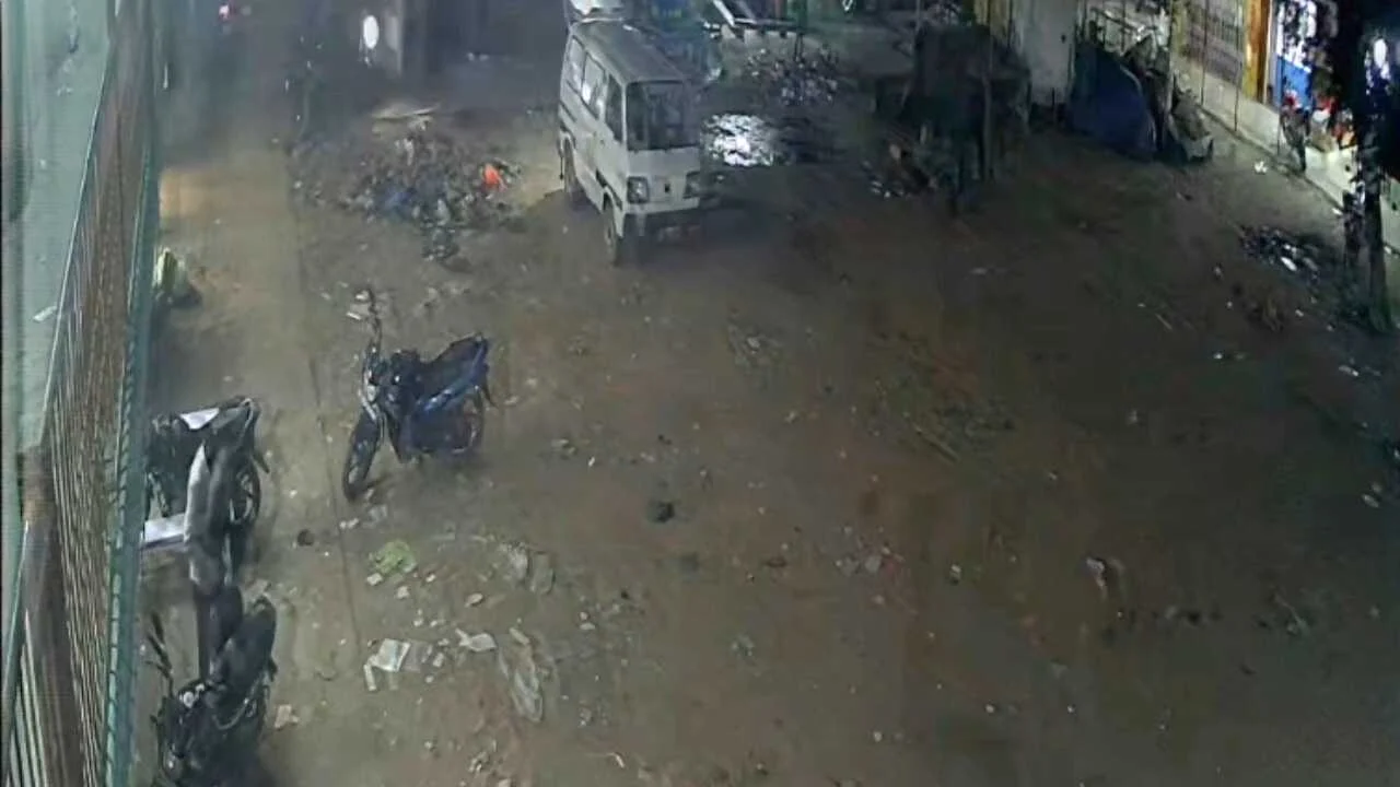 नालंदा: मोटरसाइकिल की डिक्की में रखें लगभग 20 ग्राम सोने और 5 किलो चांदी बीस हजार नगद के ऊपर चोरों ने किया हांथ साफ, वारदात सीसीटीवी में कैद 2