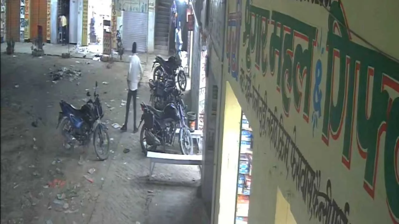 नालंदा: मोटरसाइकिल की डिक्की में रखें लगभग 20 ग्राम सोने और 5 किलो चांदी बीस हजार नगद के ऊपर चोरों ने किया हांथ साफ, वारदात सीसीटीवी में कैद 3
