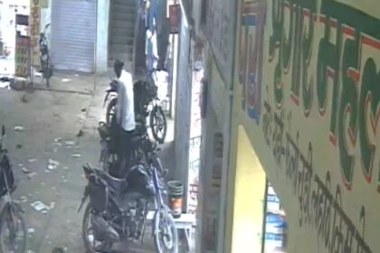 नालंदा: मोटरसाइकिल की डिक्की में रखें लगभग 20 ग्राम सोने और 5 किलो चांदी बीस हजार नगद के ऊपर चोरों ने किया हांथ साफ, वारदात सीसीटीवी में कैद 20