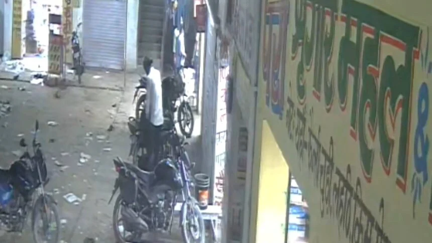नालंदा: मोटरसाइकिल की डिक्की में रखें लगभग 20 ग्राम सोने और 5 किलो चांदी बीस हजार नगद के ऊपर चोरों ने किया हांथ साफ, वारदात सीसीटीवी में कैद 1