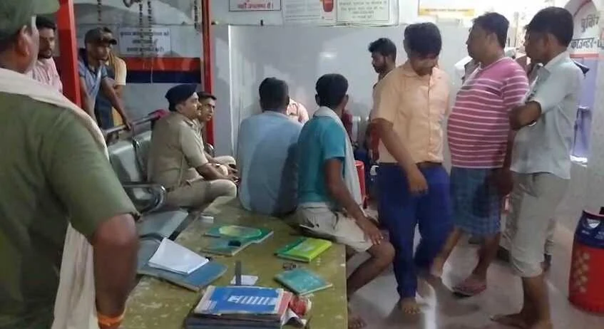 बेगूसराय में नकाबपोश अपराधियों ने हथियार के बल पर गैस एजेंसी में किया लूटपाट, घटनास्थल पर अफरा तफरी का माहौल 3