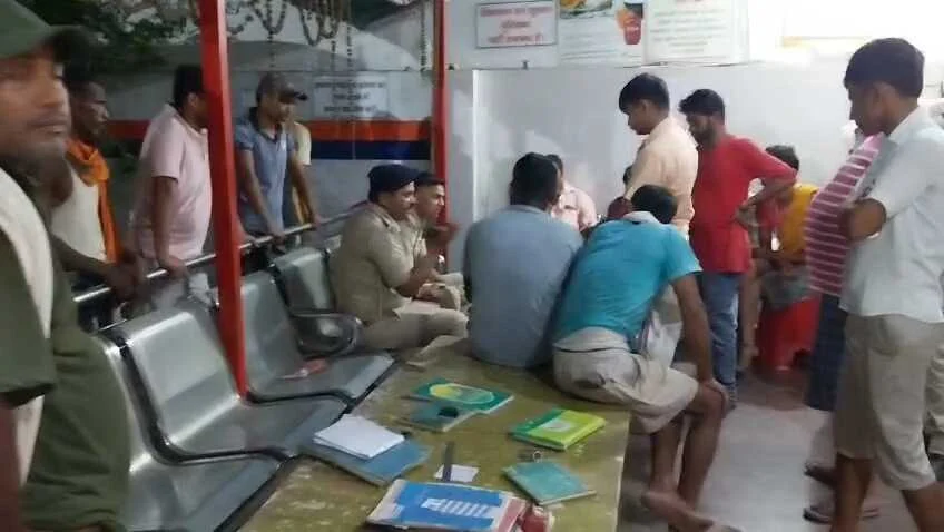 बेगूसराय में नकाबपोश अपराधियों ने हथियार के बल पर गैस एजेंसी में किया लूटपाट, घटनास्थल पर अफरा तफरी का माहौल 3