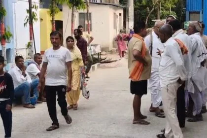 बेगूसराय में अज्ञात वाहन की चपेट में आने से ग्रामीण चिकित्सक सह सीपीआई नेता की मौत  21